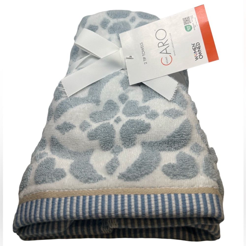 CARO HOME NWT 2pc medallion print fingertip hand towels -blue/white